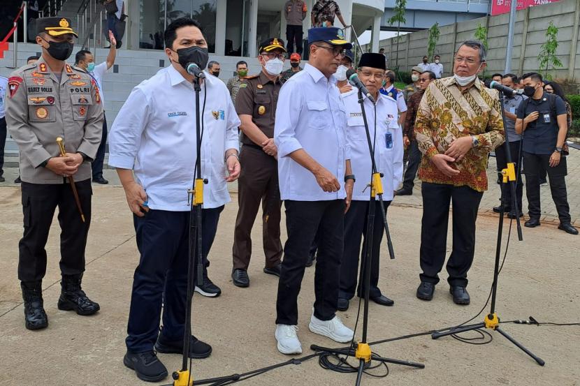Menteri Perhubungan RI Budi Karya Sumadi (tengah) dan Menteri Badan Usaha Milik Negara (BUMN) RI Erick Tohir (kiri), dan Wali Kota Tangerang Selatan Benyamin Davnie (kanan) saat meresmikan Stasiun Pondok Ranji baru, Kamis (16/6/2022).