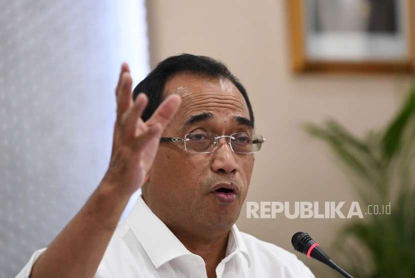 Menteri Perhungan Budi Karya Sumadi memberikan keterangan tentang pengoperasian sejumlah fasilitas pelabuhan dan bandara pascabencana gempa bumi dan tsunami Palu serta Donggala di Kantor Kemenhub Jakarta, Rabu (3/10).