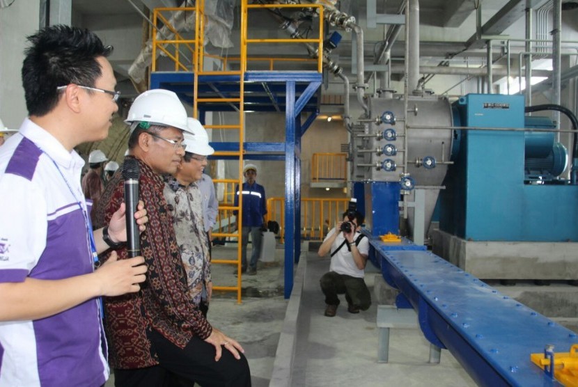 Menteri Perindustriam Saleh Husin memperhatikan fasilitas produksi garam industri untuk aneka pangan milik PT UNIChemCandi Indonesia di Gresik, Jawa Timur, Selasa (26/4).