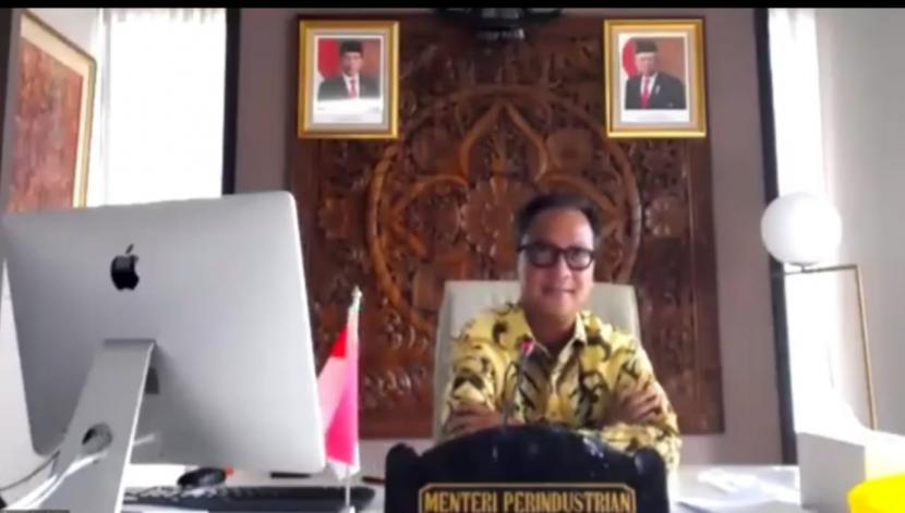 Menteri Perindustrian Agus Gumiwang Kartasasmita gelar konferensi pers virtual di Jakarta, pada Kamis, (16/4).