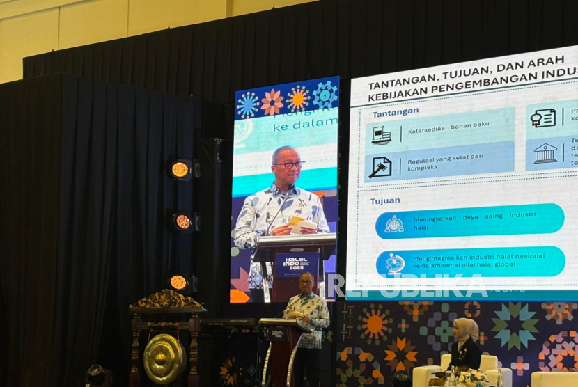 Menteri Perindustrian Agus Gumiwang Kartasasmita memberikan sambutan di Halal Indonesia International Expo di ICE BSD City, Tangerang, Kamis (25/9/2025).