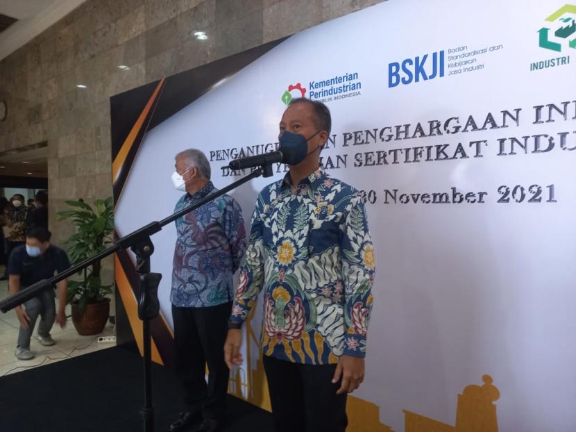 Menteri Perindustrian Agus Gumiwang Kartasasmita  menggelar konferensi pers usai memberikan penghargaan kepada pelaku industri hijau di Gedung Kementerian Perindustrian, Jakarta, Selasa (30/11).