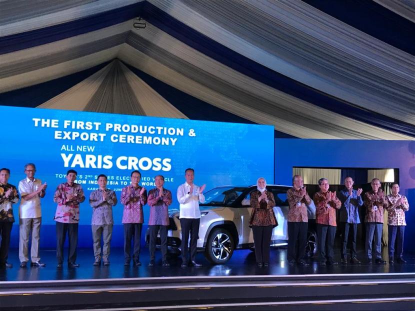 Menteri Perindustrian Agus Gumiwang Kartasasmita (tengah berbaju putih) meresmikan ekspor perdana Toyota  Yaris Cross di di Pabrik TMMIN Karawang 1 dan 2, Karawang Barat, Jawa Barat, Selasa, (13/6/2023).