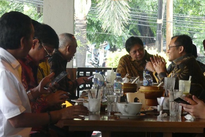 Menteri Perindustrian Airlangga Hartanto makan siang bersama sejumlah Anggota DPD I usai bertemu Presiden Jokowi, Kamis (30/11)