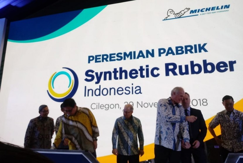 Menteri Perindustrian Airlangga Hartarto (batik kuning) meresmikan pabrik karet sintetis pertama di Indonesia, Kamis (29/11). Pabrik milik PT Synthetic Rubber Indonesia (SRI) yang terletak di Cilegon, Banten ini difokuskan untuk ekspor. 