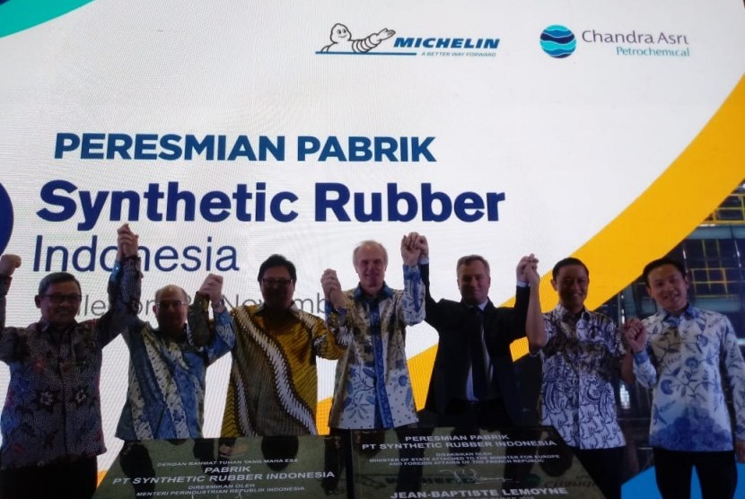 Menteri Perindustrian Airlangga Hartarto (batik kuning) meresmikan pabrik karet sintetis pertama di Indonesia, Kamis (29/11). Pabrik milik PT Synthetic Rubber Indonesia (SRI) yang terletak di Cilegon, Banten ini difokuskan untuk ekspor. 