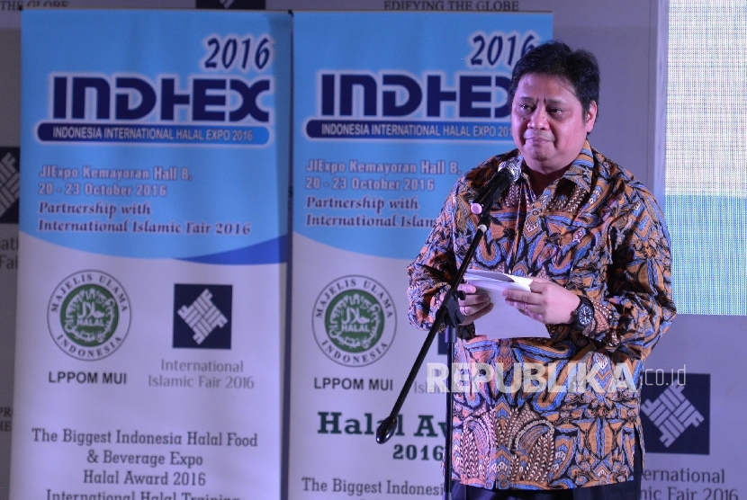 Menteri Perindustrian Airlangga Hartarto berpidato saat Pembukaan International Islamic Fair (IIF) 2016 di JIEXPO, Kemayoran, Jakarta, Kamis (20/10).