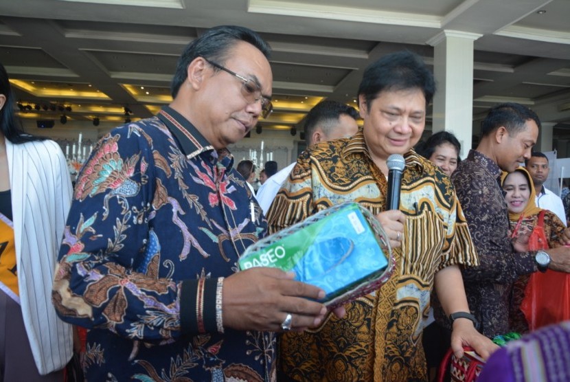 Menteri Perindustrian Airlangga Hartarto  bersama Dirjen Perlindungan dan Jaminan Sosial Kemensos, Harry Hikmat 