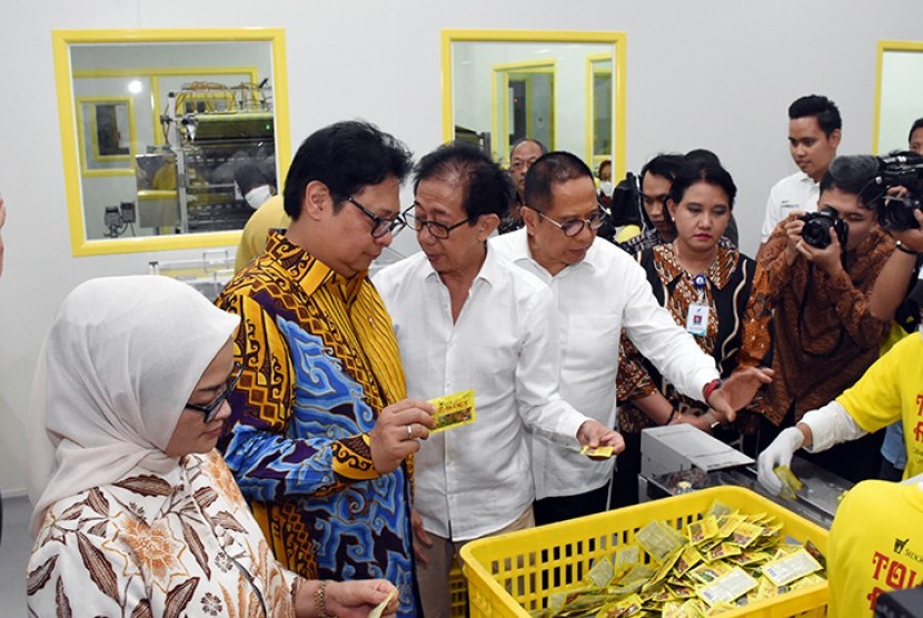 Menteri Perindustrian Airlangga Hartarto bersama Kepala BPOM Penny  Kusumastuti Lukito melihat produk yang dihasilkan saat meninjau pabrik  Cairan Obat Dalam (COD) Sido Muncul di Ungaran, Jawa Tengah, Kamis (25/10).  