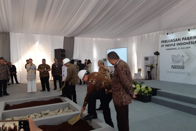 Menteri Perindustrian Airlangga Hartarto bersama Presdir PT Nestle Indonesia, Dharnesh Gordhon, saat melakukan peletakan baru pertama sebagai penanda pembangunan perluasan pabrik di tiga wilayah di mulai, Rabu (31/7).