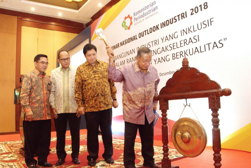 Menteri Perindustrian Airlangga Hartarto dalam Seminar Nasional Outlook Industri 2018 di Jakarta, Senin (11/12).