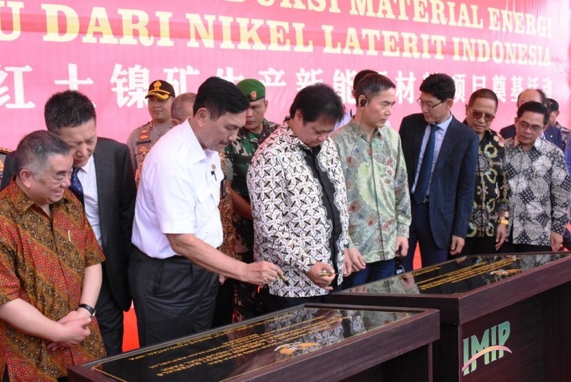 Menteri Perindustrian Airlangga Hartarto dan Menteri Kooridanor Bidang Kemaritiman Luhut Binsar Panjaitan menandatangani prasasti sebagai simbolis peresmian Peletekan Batu Pertama PT. QMB New Energy Materials di kawasan Indonesia Morowali Industrial Park (IMIP), Sulawesi Tengah, Jumat (11/1).