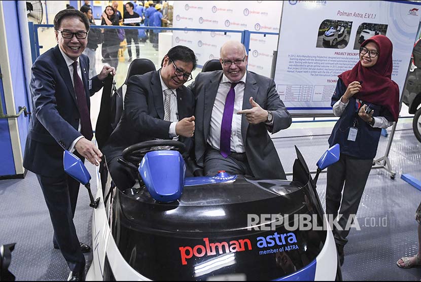 Menteri Perindustrian Airlangga Hartarto (kedua kiri) bersama Menteri Ekonomi dan Energi Jerman Peter Altmaier (kedua kanan) disaksikan  Presiden Direktur PT Astra International Tbk Prijono Sugiarto (kiri) menaiki purwarupa mobil buatan mahasiswa Polman Astra saat mengunjungi Kampus Politeknik Manukfaktur Astra di Jakarta, Kamis (1/11)