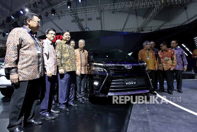  Menteri Perindustrian Airlangga Hartarto (ketiga kiri) mengunjungi stan Toyota usai pembukaan pameran pameran Gaikindo Indonesia International Auto Show (GIIAS) 2017 di ICE BSD City, Tangerang, Banten, Kamis (10/8). 