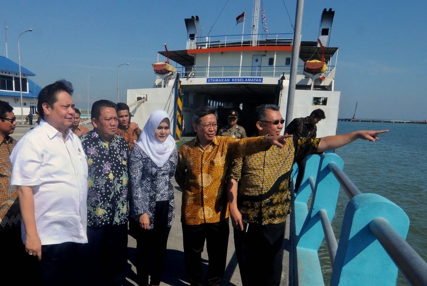 Menteri Perindustrian Airlangga Hartarto (kiri) didampingi Bupati Kendal Mirna Anissa (tengah) meninjau Pelabuhan Tanjung Kendal sebagai salah satu sarana transportasi dalam pengembangan Kawasan Industri Kendal (KIK) di Kendal, Jawa Tengah beberapa waktu lalu. 