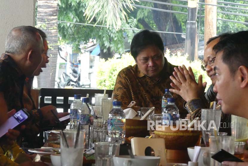 Menteri Perindustrian Airlangga Hartarto makan siang bersama sejumlah anggota DPD I, usai bertemu Presiden Jokowi, Kamis (30/11). 