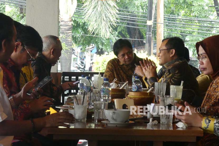 Menteri Perindustrian Airlangga Hartarto makan siang bersama sejumlah anggota DPD I, usai bertemu Presiden Jokowi, Kamis (30/11). 