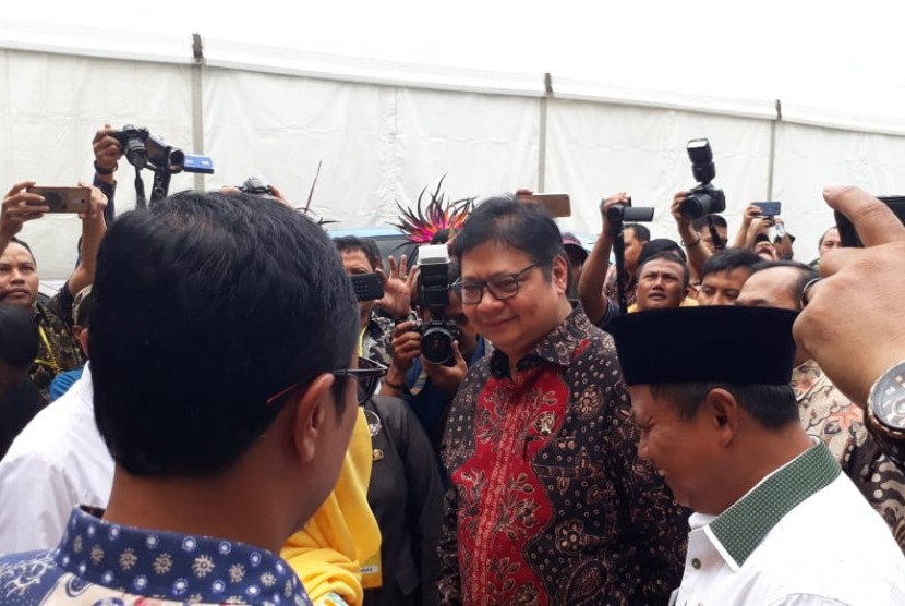 Menteri Perindustrian Airlangga Hartarto melakukan peluncuran program pendidikan vokasi industri di wilayah Jawa Barat, di PT Anugrah Indofood Barokah Makmur Kecamatan Cicurug Kabupaten Sukabumi, Senin (18/3). 