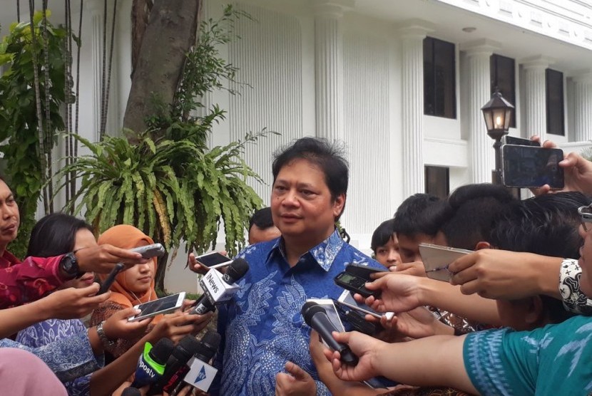 Menteri perindustrian Airlangga Hartarto memberikan keterangan terkait hasil rapat terbatas investasi dan persadangan, Jumat (5/1). 
