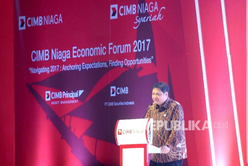  Menteri Perindustrian Airlangga Hartarto memberikan sambutannya dalam CIMB Niaga Economic Forum 2017 di Jakarta, kamis (26/1).