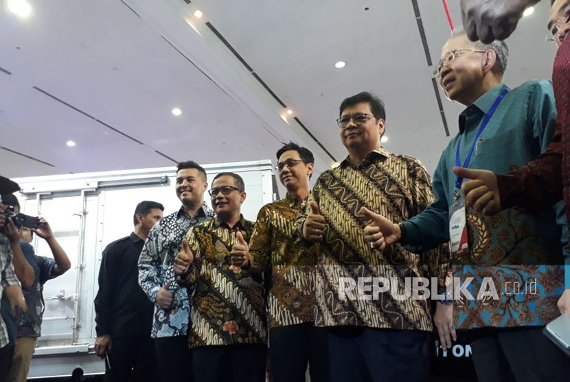 Menteri Perindustrian Airlangga Hartarto membuka pameran GIICOMVEC, di Jakarta Convention Center, Jakarta, Kamis (1/3). 