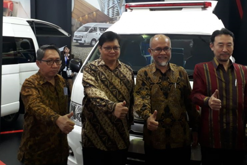 Menteri Perindustrian Airlangga Hartarto membuka pameran GIICOMVEC, di Jakarta Convention Center, Jakarta, Kamis (1/3). 