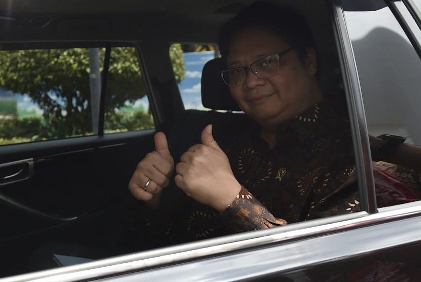 Menteri Perindustrian Airlangga Hartarto meninggalkan Kompleks Istana Kepresidenan Jakarta usai menghadap Presiden Joko Widodo di Jakarta, Senin (20/11).