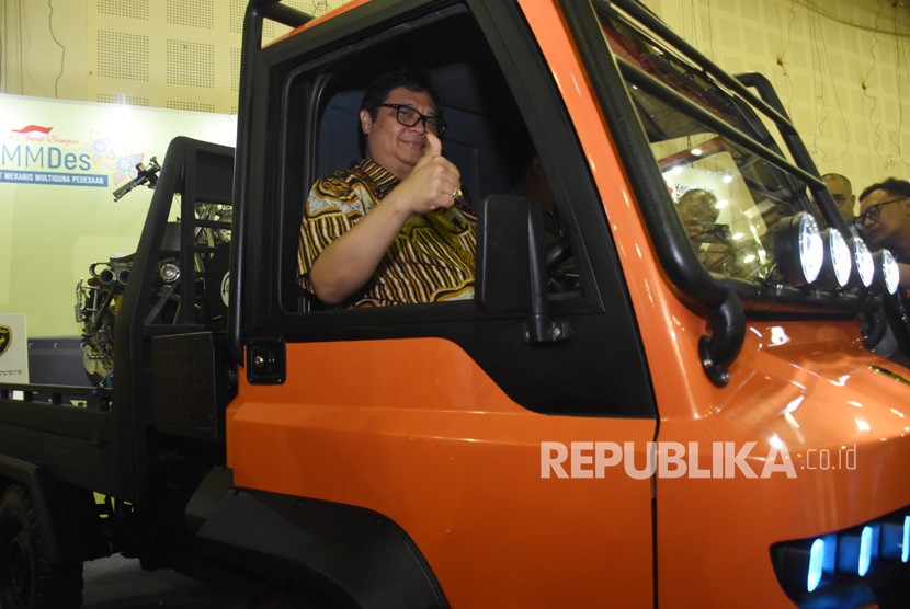 Menteri Perindustrian Airlangga Hartarto menjajal kendaraan Alat Mekanis Multiguna Pedesaan (AMMDes) yang telah dimodifikasi pada Indonesia Modification Expo (IMX) 2018 di Balai Kartini, Jakarta, Minggu (18/11/2018). 