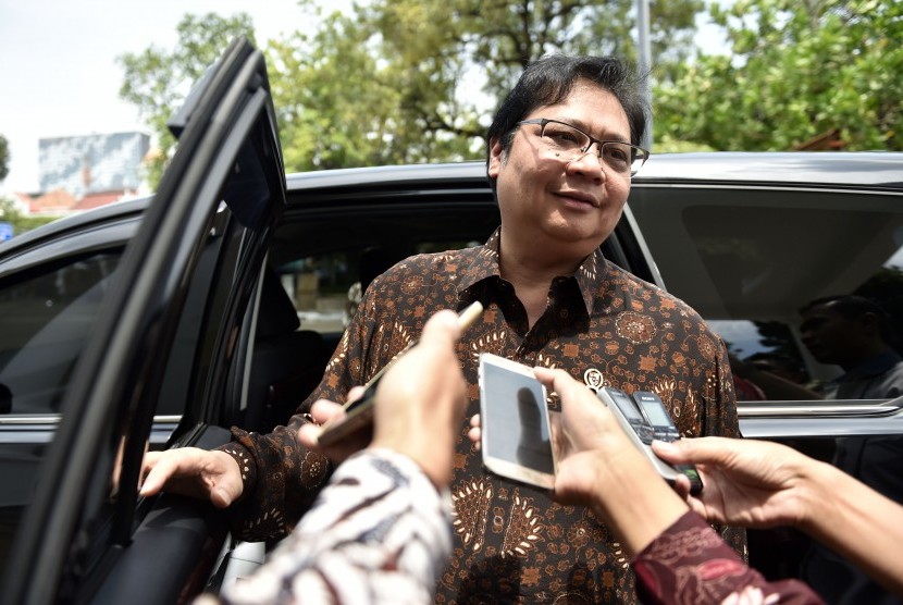 Menteri Perindustrian Airlangga Hartarto menjawab pertanyaan wartawan usai menghadap Presiden Joko Widodo di Kompleks Istana Kepresidenan, Jakarta, Senin (20/11).