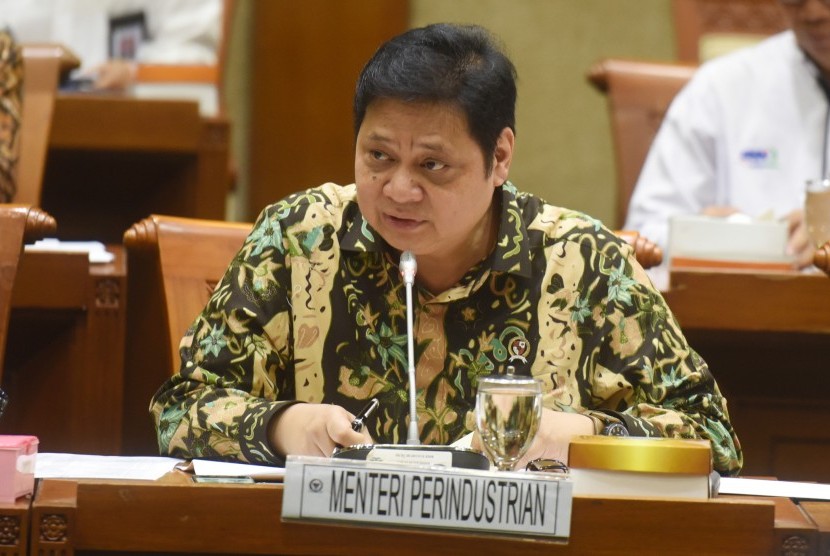 Menteri Perindustrian Airlangga Hartarto menyampaikan pendapatnya dalam rapat kerja dengan Komisi VI DPR di Kompleks Parlemen, Senayan, Jakarta, Senin (4/9). 
