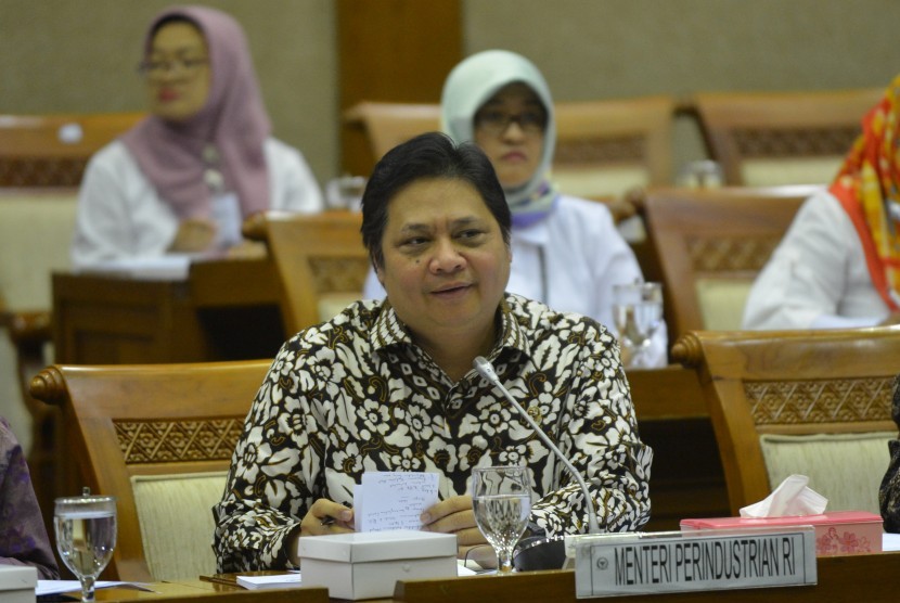 Menteri Perindustrian Airlangga Hartarto menyampaikan pendapatnya saat mengikuti rapat kerja dengan Komisi VI DPR di Kompleks Parlemen Senayan, Jakarta, Senin (28/11). 
