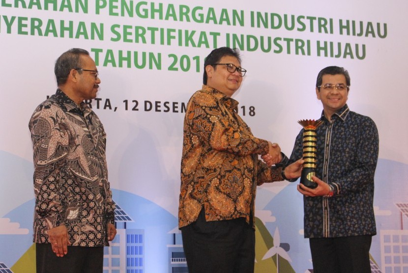 Industry Minister Airlangga Hartarto (center)