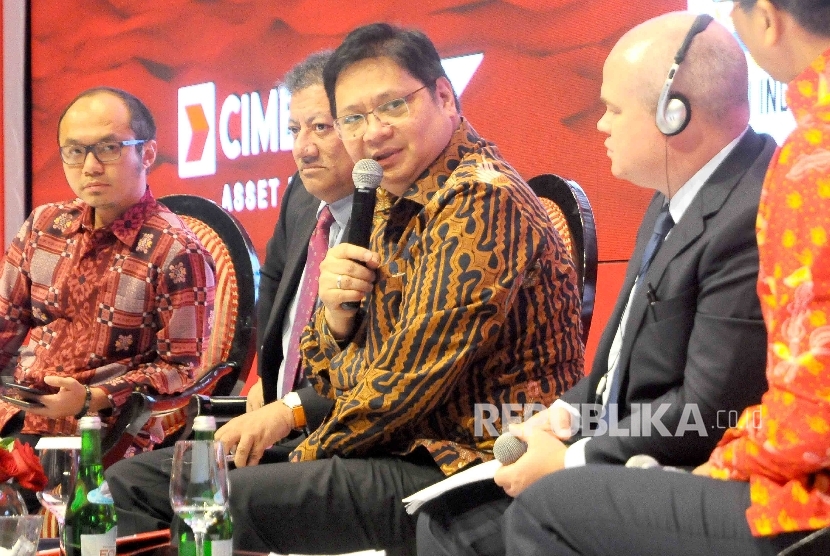 Menteri Perindustrian Airlangga Hartarto (tengah) menjadi pembicara dalam CIMB Niaga Economic Forum 2017 di Jakarta, kamis (26/1).