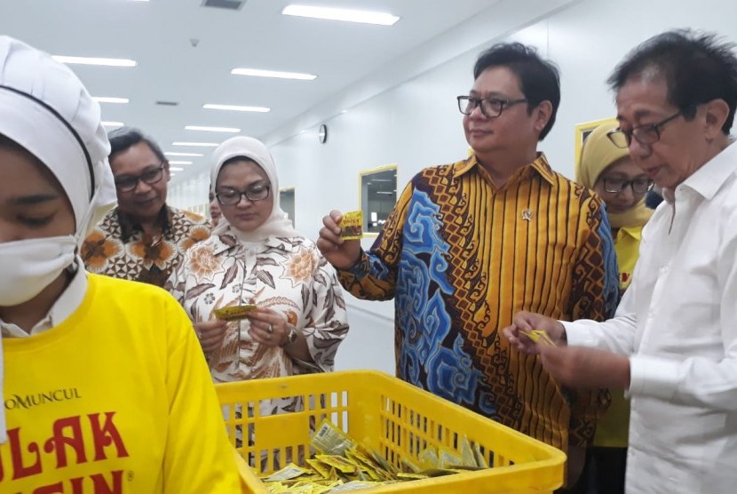  Menteri Perindustrian, Airlangga Hartarto (tengah) saat meninjau proses produksi pabrik Cairan Obat Dalam (COD) di pabrik industri jamu dan farmasi Sido Muncul, di Ungaran, Kabupaten Semarang, Kamis (25/10). Airlangga sekaligus meresmikan perkuasan pabrik COD ini.