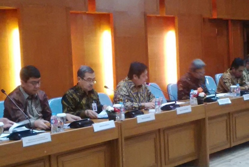 Menteri Perindustrian Airlangga Hartarto (tiga kiri) bersama Jajaran Eselon I melakukan pemaparan kinerja 2016 dan Outlook 2017 di kantor Kementerian Perindustrian, Jakarta, Kamis (22/12).