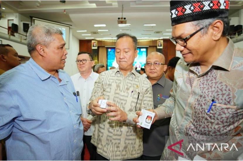 Menteri Perindustrian (Menperin) RI Agus Gumiwang Kartasasmita (tengah) saat berkunjung ke Universitas Andalas di Padang, Senin, (4/9/2023). 