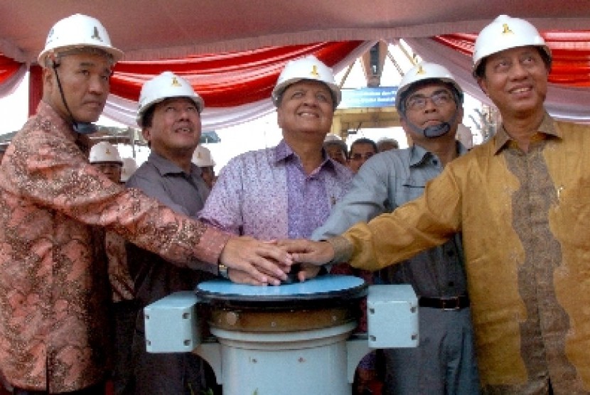 Menteri Perindustrian, MS Hidayat (tengah).