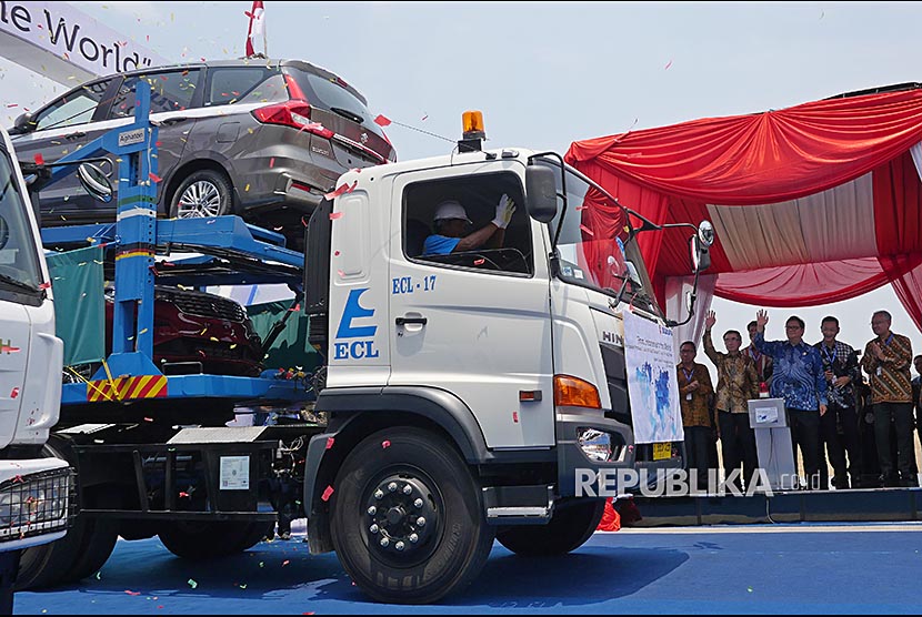 Menteri Perindustrian RI Airlangga Hartarto (ketiga kanan), bersama Presiden Direktur Suzuki Indonesia Seiji Itayama (kedua kanan) saat seremoni ekspor perdana All New Ertiga dan NEX II di pabrik PT Suzuki Indomobil Motor (SIM), Cikarang, Senin (22/10). 