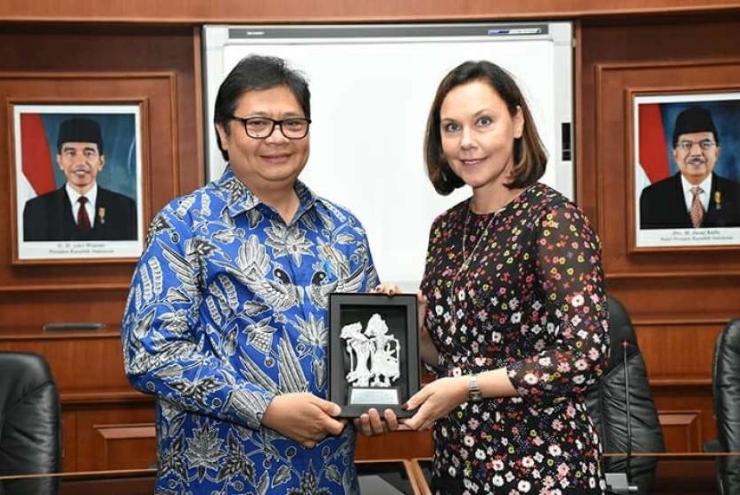 Menteri Perindustrian RI Airlangga Hartarto memberikan cenderamata kepada Menteri Perdagangan Luar Negeri dan Pembangunan Finlandia, Anne-Mari Virolainen seusai melakukan pertemuan di Kementerian Perindustrian, Jakarta, Senin (8/10).