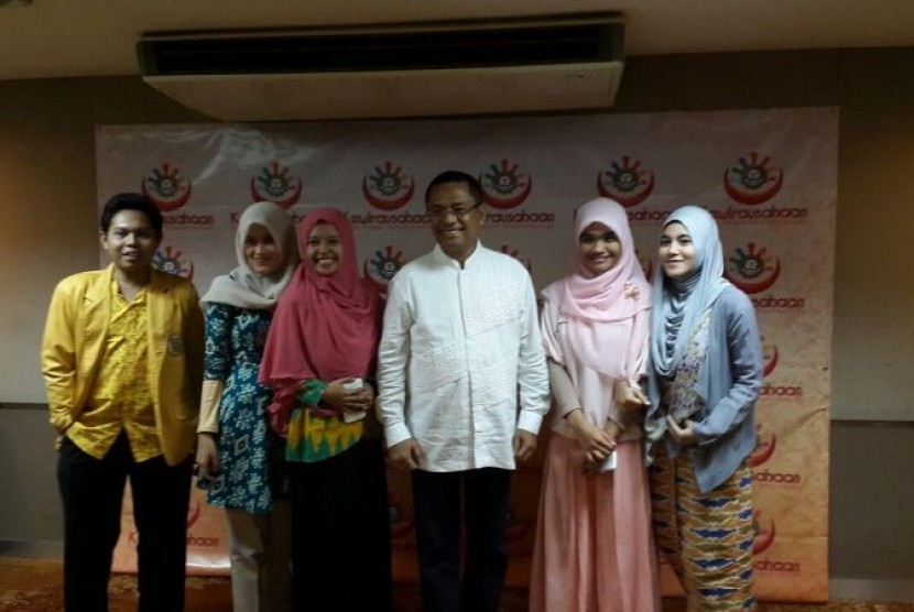 Menteri Perindustrian Saleh Husin berfoto bersama pengurus Ikatan Pelajar Muhammadiyah usai memberi sambutan pada Rapat Koordinasi Nasional Bidang Kewirausahaan dan Seminar Nasional dalam rangka menghadapi Masyarakat Ekonomi ASEAN (MEA) dengan tema “Spirit