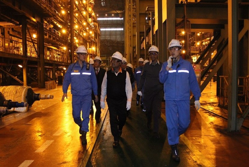 Menteri Perindustrian Saleh Husin (depan, kedua kiri) didampingi Dirjen Industri Logam, Mesin, Alat Transportasi, dan Elektronika (ILMATE) Kemenperin I Gusti Putu Suryawirawan (kedua kanan) mengunjungi fasilitas produksi 