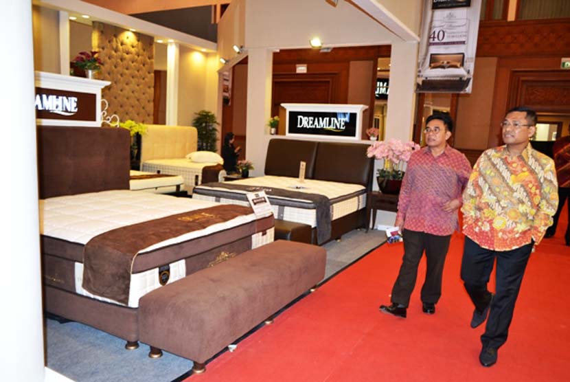 Menteri Perindustrian Saleh Husin didampingi Dirjen Industri Agro Kemenperin, Panggah Susanto, meninjau produk-produk furnitur dalam negeri pada Exclusive Furniture Show 2015 di JCC, Jakarta, Rabu (14/10).