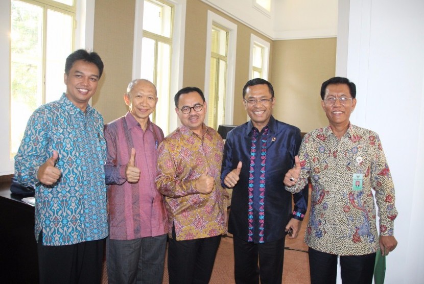 Menteri Perindustrian, Saleh Husin (dua kana) dan Menteri Energi dan Sumber Daya Mineral, Sudirman Said (tengah) bersama anggota DEN usai menghadiri Sidang Anggota Dewan Energi Nasional ke-17 di Kementerian Energi dan Sumber Daya Mineral, Jakarta, Rabu (4/5).