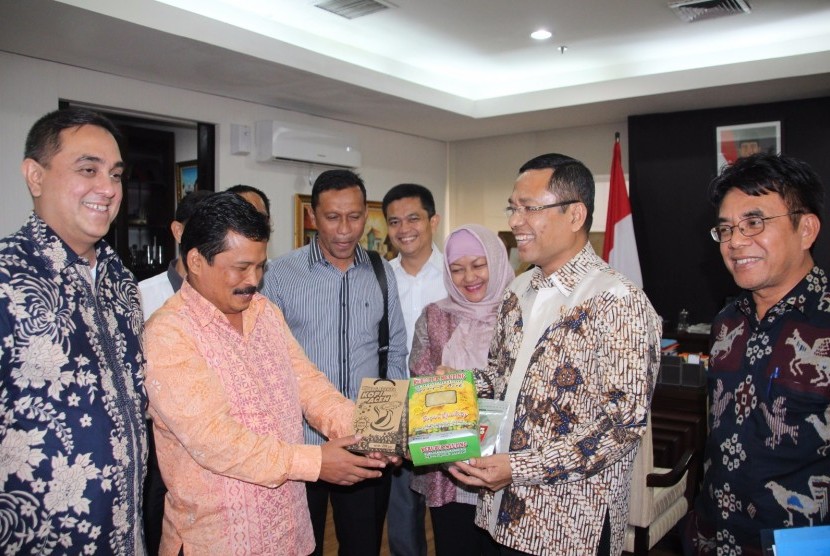 Menteri Perindustrian, Saleh Husin (dua kanan), menerima kunjungan Walikota Langsa, Aceh, Usman Abdullah di Kementerian Perindustrian, Jakarta, Jumat (29/4).