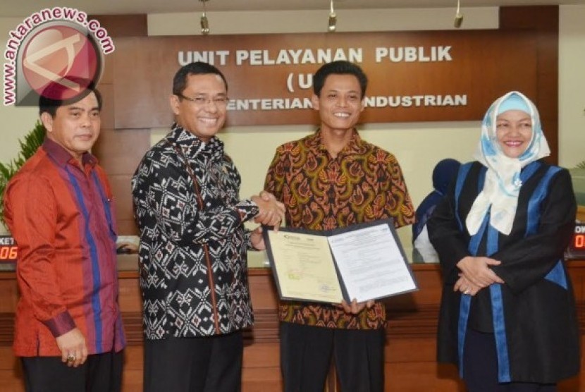 Menteri Perindustrian Saleh Husin (kedua dari kiri) menyerahkan Sertifikat SNI untuk televisi rakitan UD Haris Elektronika milik Muhamad Kusrin di Jakarta, Selasa.