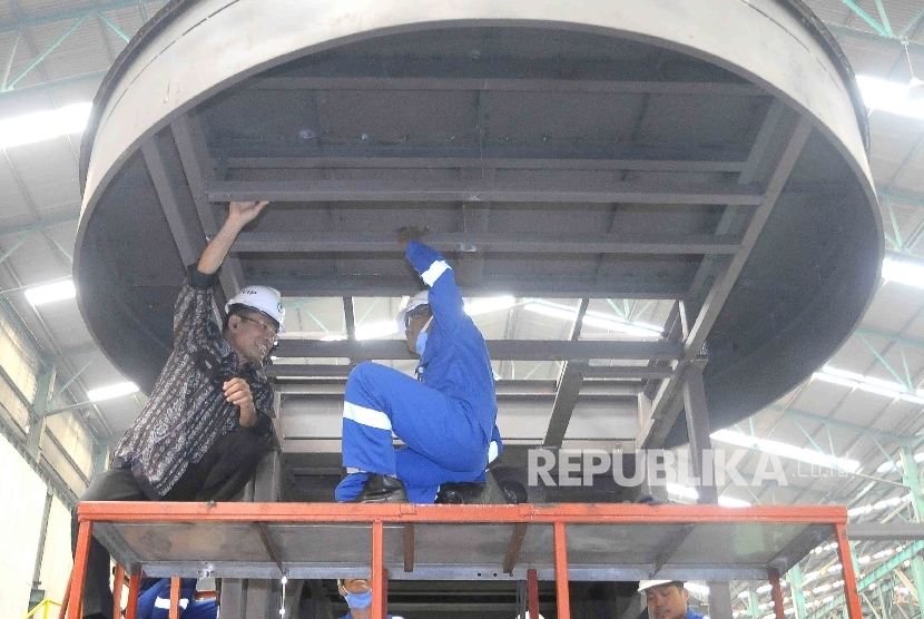  Menteri Perindustrian Saleh Husin (kiri) saat melakukan kunjungan ke pabrik pembuatan jembatan penumpang antara ruang tunggu dan pesawat (Garbarata) di PT Bukaka Teknik Utama, Cileungsi, Bogor, Jawa Barat, Senin (2/5).(Republika/Agung Supriyanto)