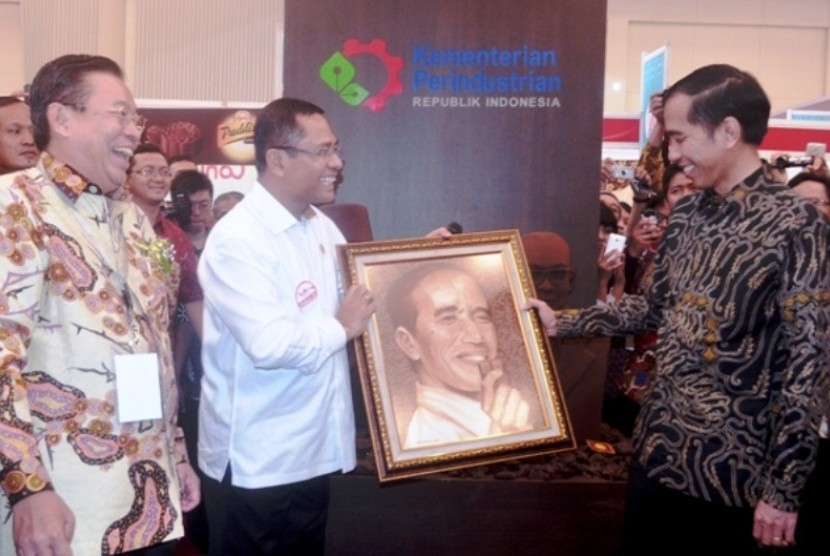 Menteri Perindustrian, Saleh Husin memberikan lukisan cokelat kepada Presiden Joko Widodo