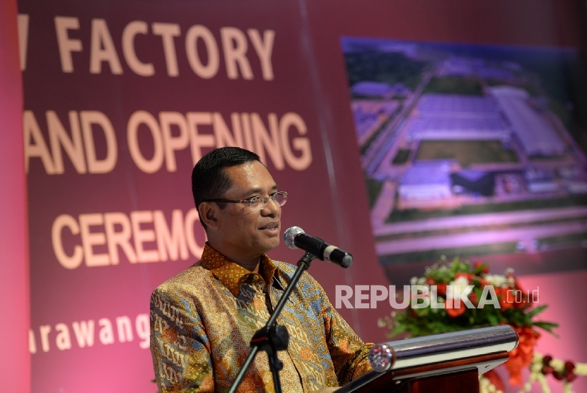 Menteri Perindustrian Saleh Husin memberikan paparan saat peresmian pabrik TV LED Sharp terbaru, Karawang, Jawa Barat, Rabu (18/5). (Republika/ Wihdan) 