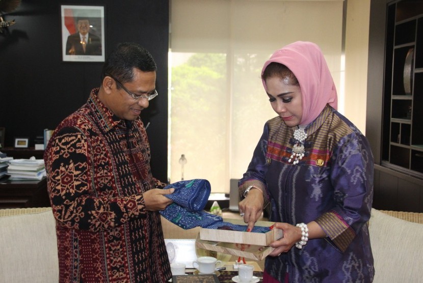 Menteri Perindustrian Saleh Husin memperhatikan batik tegalan dan menyimak penjelasan Walikota Tegal Siti Masitha Soeparno pada pertemuan di Kementerian Perindustrian, Jakarta, Selasa (31/5/2016). 