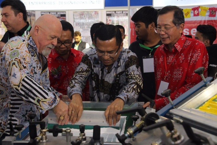 Menteri Perindustrian Saleh Husin mencoba menyablon kaos menggunakan alat manual screen printing press “Kruzer” saat mengunjungi stan Citra Union Inks di Pameran Indo Intertex, Indo Dyechem, Indo Texprint, dan Inatex di Jakarta, Rabu (27/4)..